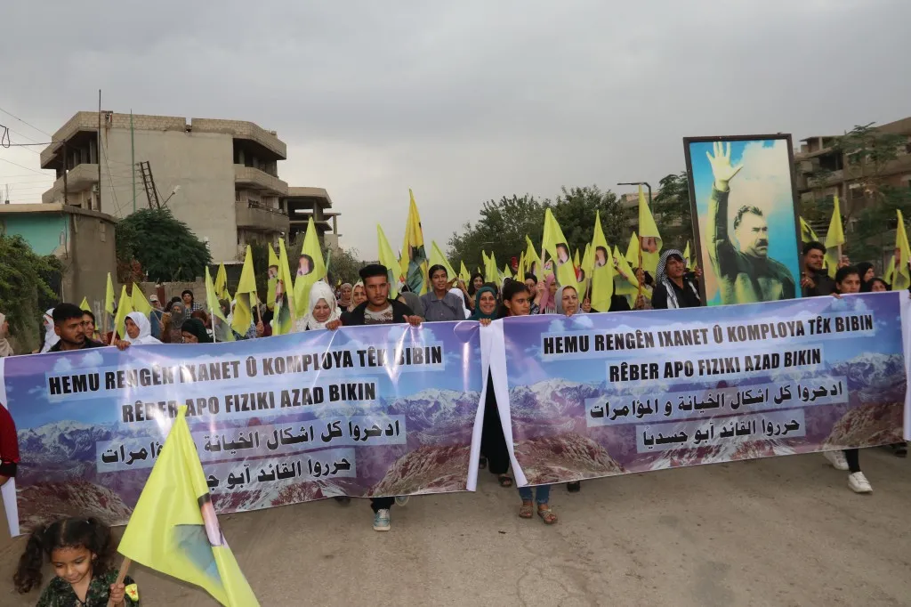 ​​​​​​​الآلاف من مكونات منطقة ديرك ينددون بالمؤامرة الدولية على القائد أوجلان