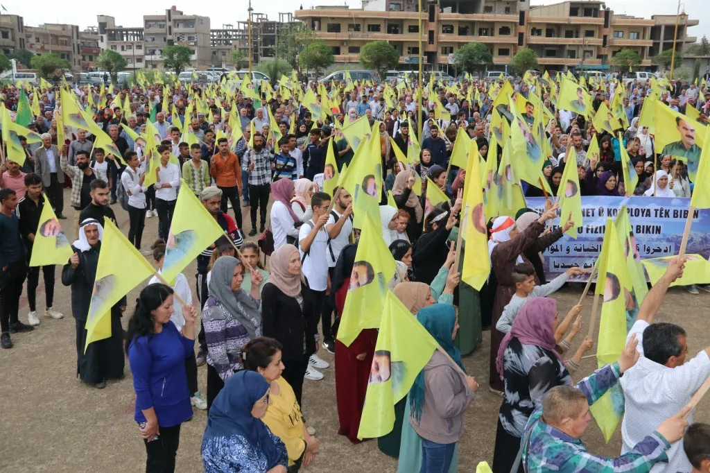 ​​​​​​​الآلاف من مكونات منطقة ديرك ينددون بالمؤامرة الدولية على القائد أوجلان