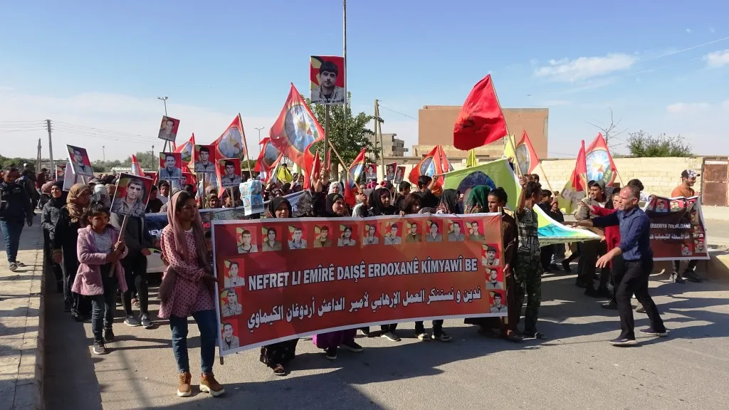 ​​​​​​​أهالي عين عيسى يخرجون بمظاهرة حاشدة تنديداً بالهجمات الكيماوية التركية على مقاتلي الكريلا