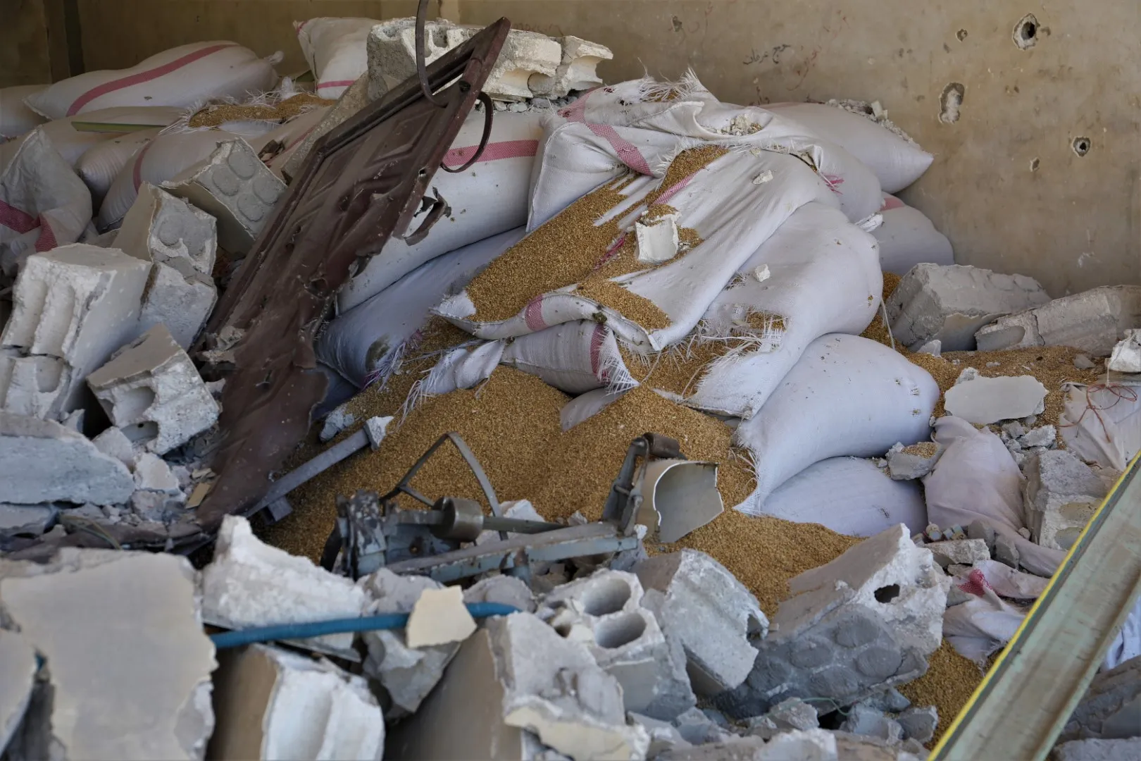 ​​​​​​​جرائم حرب مستمرة.. جيش الاحتلال يدمر مطحنة ومركزاً لبيع الحبوب في ناحية زركان