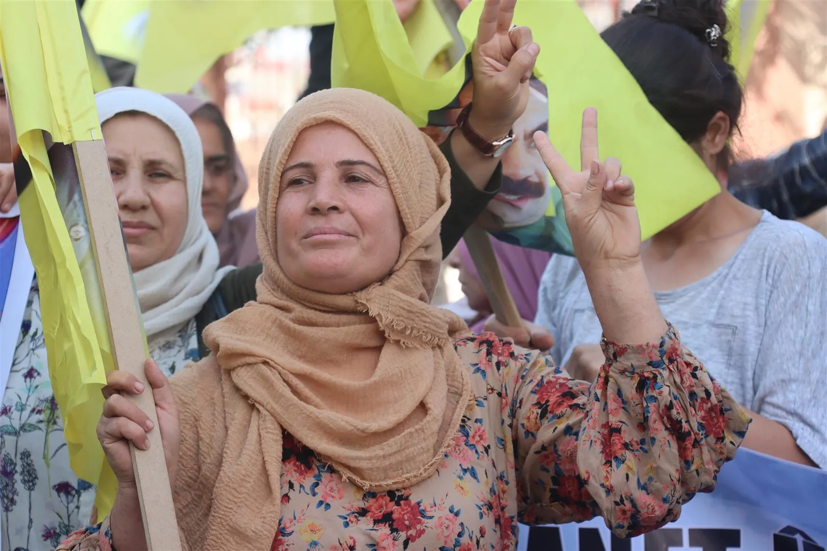 في الذكرى الـ 24 للمؤامرة الدولية.. الآلاف من أهالي مقاطعة الحسكة يطالبون بالحرية الجسدية للقائد أوجلان