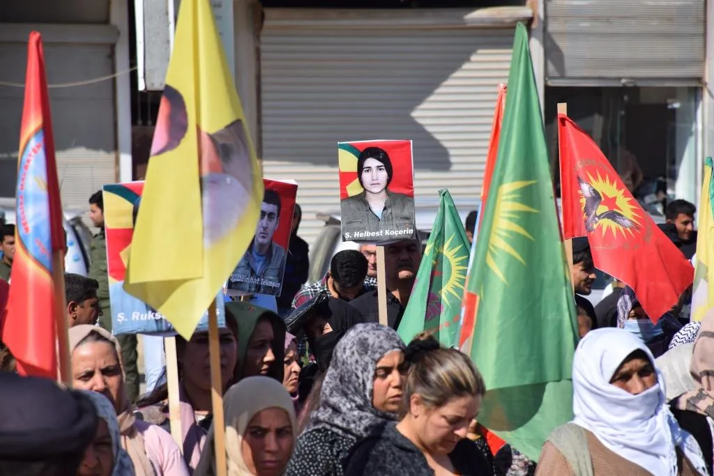 المئات في كوباني يدينون الهجمات الكيماوية ويوجهون رسائل الدعم للكريلا