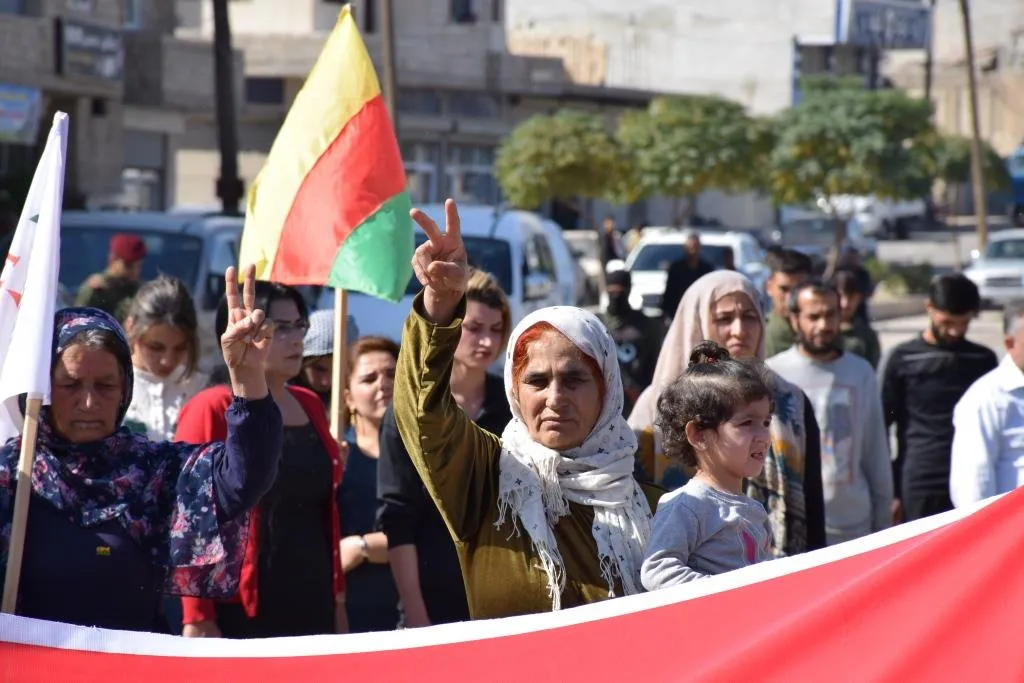 المئات في كوباني يدينون الهجمات الكيماوية ويوجهون رسائل الدعم للكريلا
