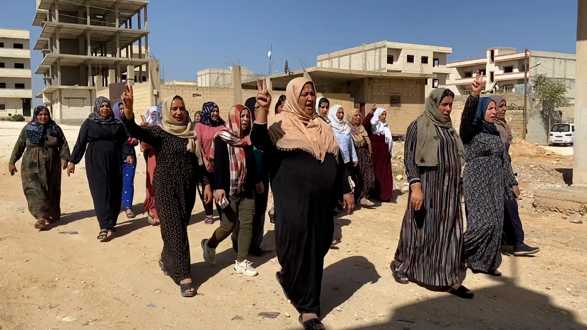 أهالي مقاطعة كوباني يقدمون واجب العزاء لذوي الشهيدين زنار رش وكوجرو باتمان