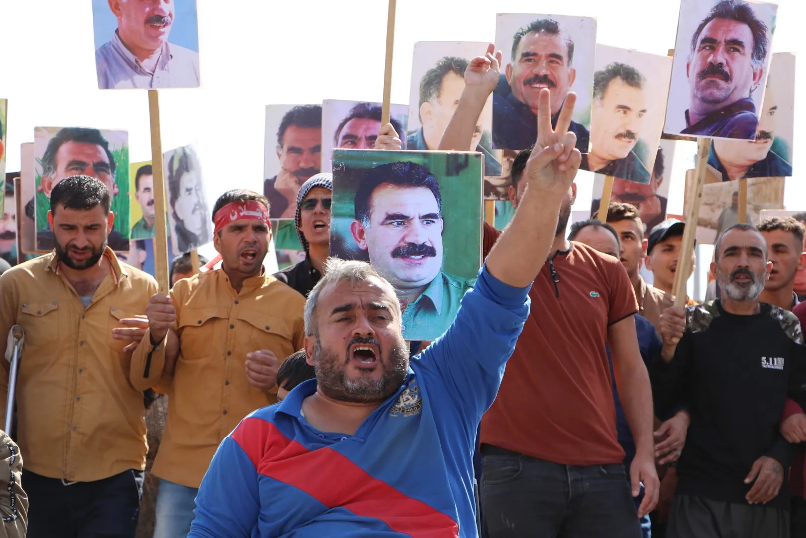 ​​​​​​​آلاف العرب والكرد في الشهباء يتظاهرون تنديداً بالمؤامرة الدولية ضد القائد عبد الله أوجلان
