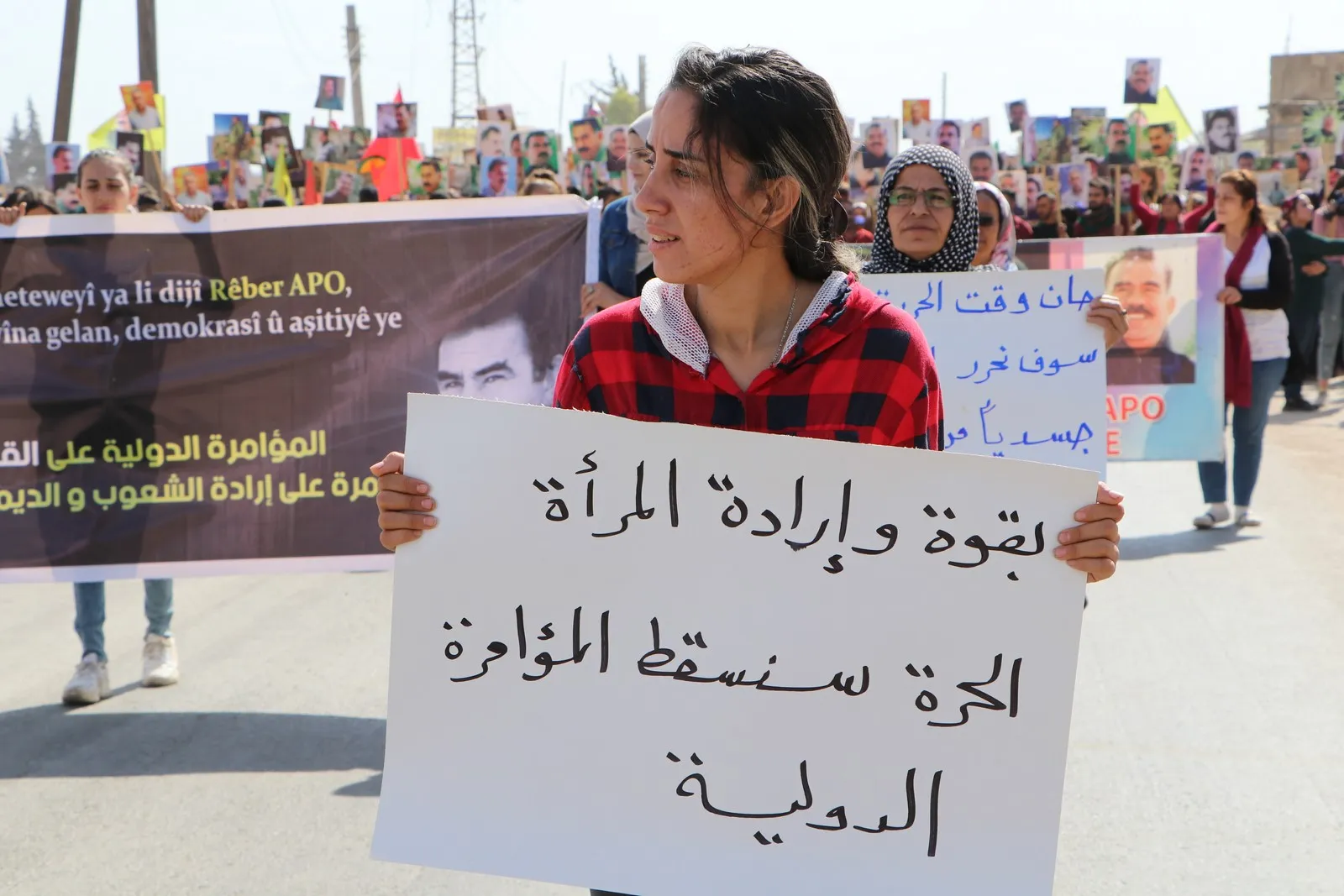 ​​​​​​​آلاف العرب والكرد في الشهباء يتظاهرون تنديداً بالمؤامرة الدولية ضد القائد عبد الله أوجلان