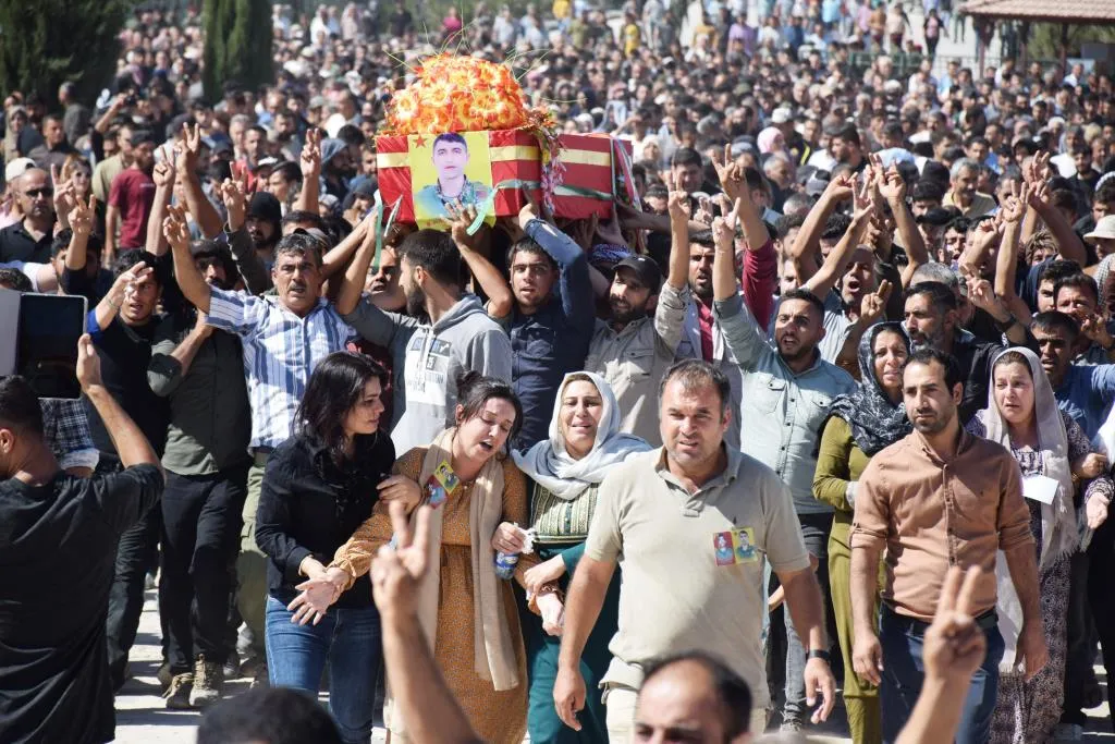 بمراسم مهيبة.. تشييع جثمان القيادي كوجرو باتمان