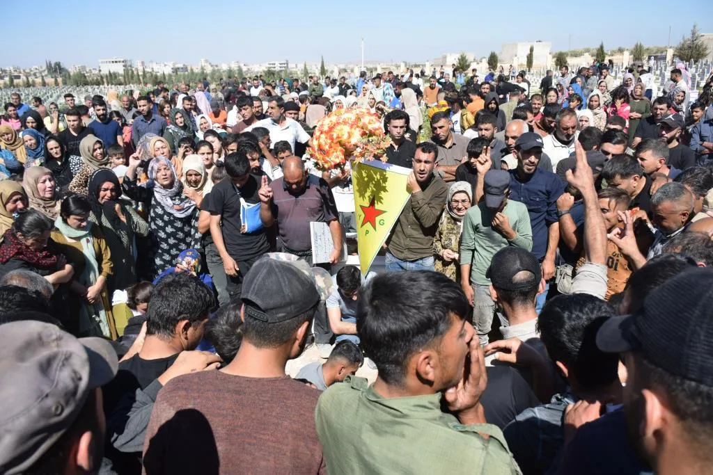 بمراسم مهيبة.. تشييع جثمان القيادي كوجرو باتمان