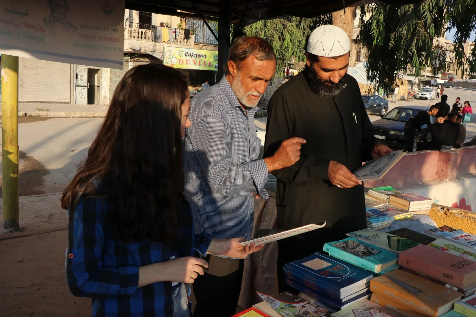تشجيعاً على القراءة.. أكاديمية المجتمع الديمقراطي تعرض الكتب بأسعار رمزية في الشيخ مقصود