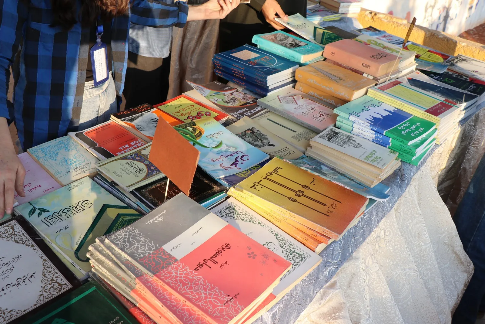 تشجيعاً على القراءة.. أكاديمية المجتمع الديمقراطي تعرض الكتب بأسعار رمزية في الشيخ مقصود