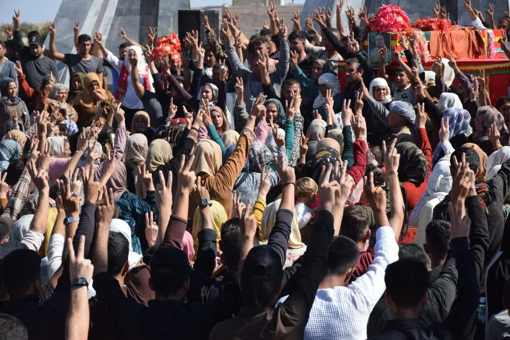 ​​​​​​​أهالي إقليم الفرات يشيّعون جثمان الشهيد إريش حمدوش إلى مثواه الأخير