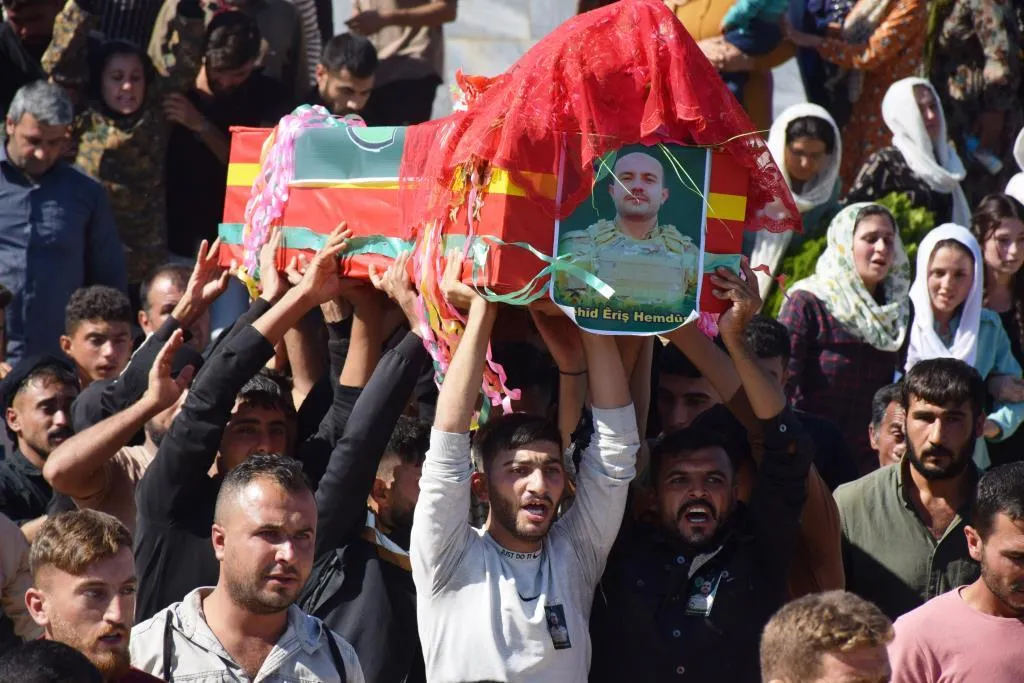 ​​​​​​​أهالي إقليم الفرات يشيّعون جثمان الشهيد إريش حمدوش إلى مثواه الأخير
