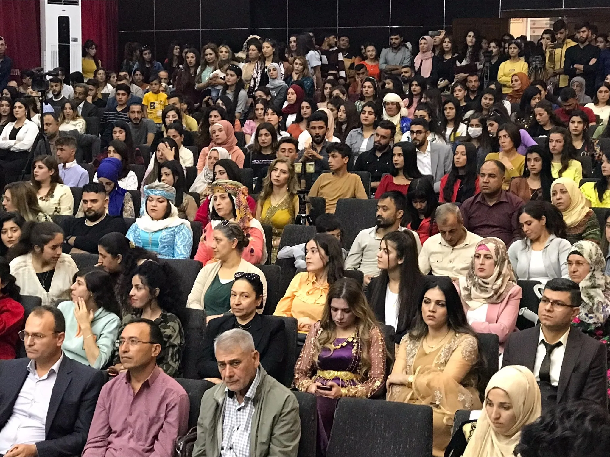 ​​​​​​​المئات في كوباني يحتفلون بتخرج 32 طالباً وطالبة من جامعة كوباني - تم التحديث