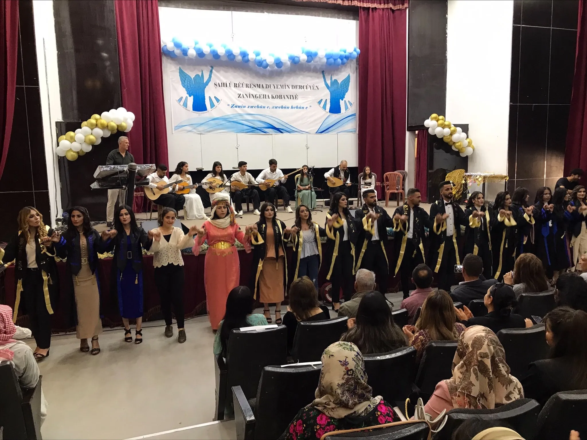 ​​​​​​​المئات في كوباني يحتفلون بتخرج 32 طالباً وطالبة من جامعة كوباني - تم التحديث