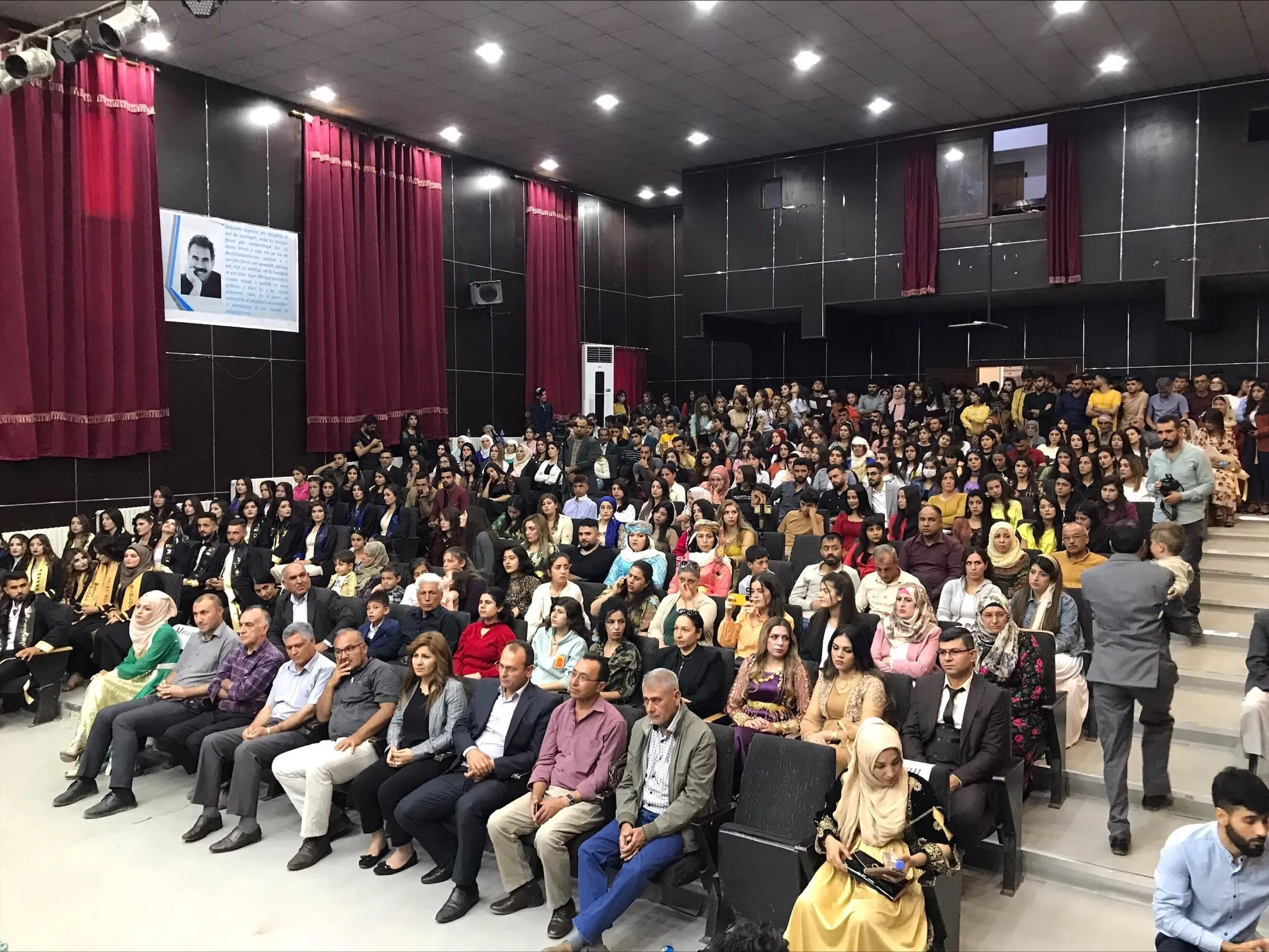 ​​​​​​​المئات في كوباني يحتفلون بتخرج 32 طالباً وطالبة من جامعة كوباني - تم التحديث