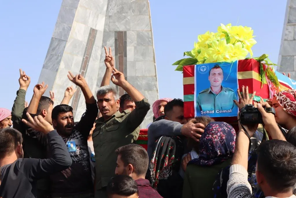 أهالي مقاطعة كوباني يشيّعون جثمان الشهيد جمال درويش إلى مثواه الأخير