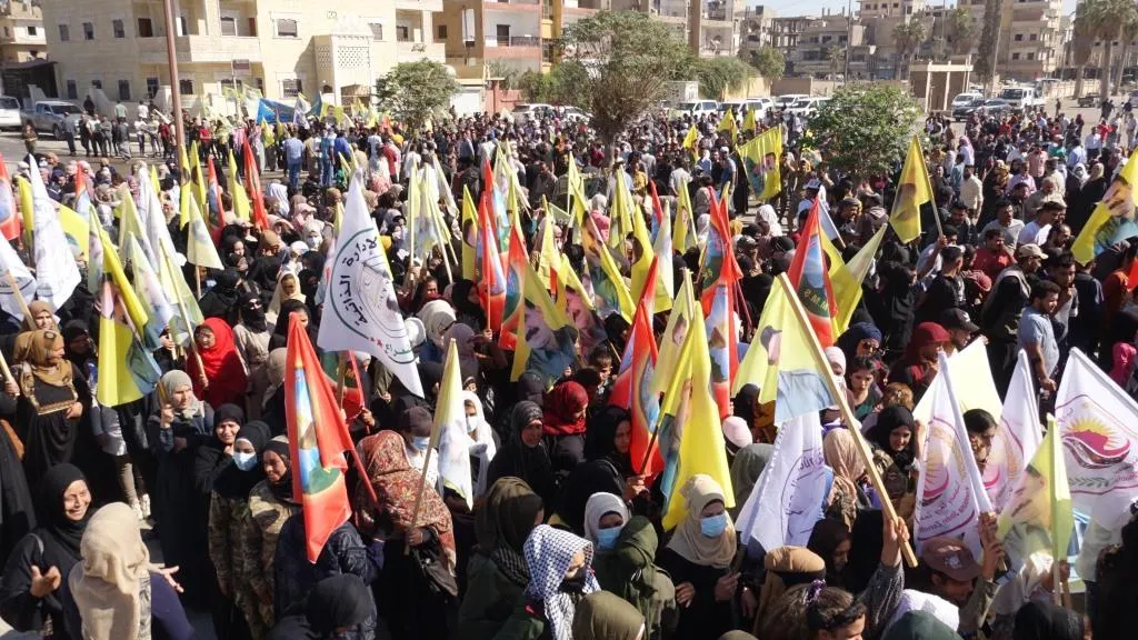 الآلاف في الرقة والطبقة ودير الزور ينددون بالمؤامرة الدولية على القائد أوجلان ويطالبون بإطلاق سراحه