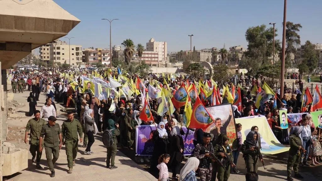 الآلاف في الرقة والطبقة ودير الزور ينددون بالمؤامرة الدولية على القائد أوجلان ويطالبون بإطلاق سراحه