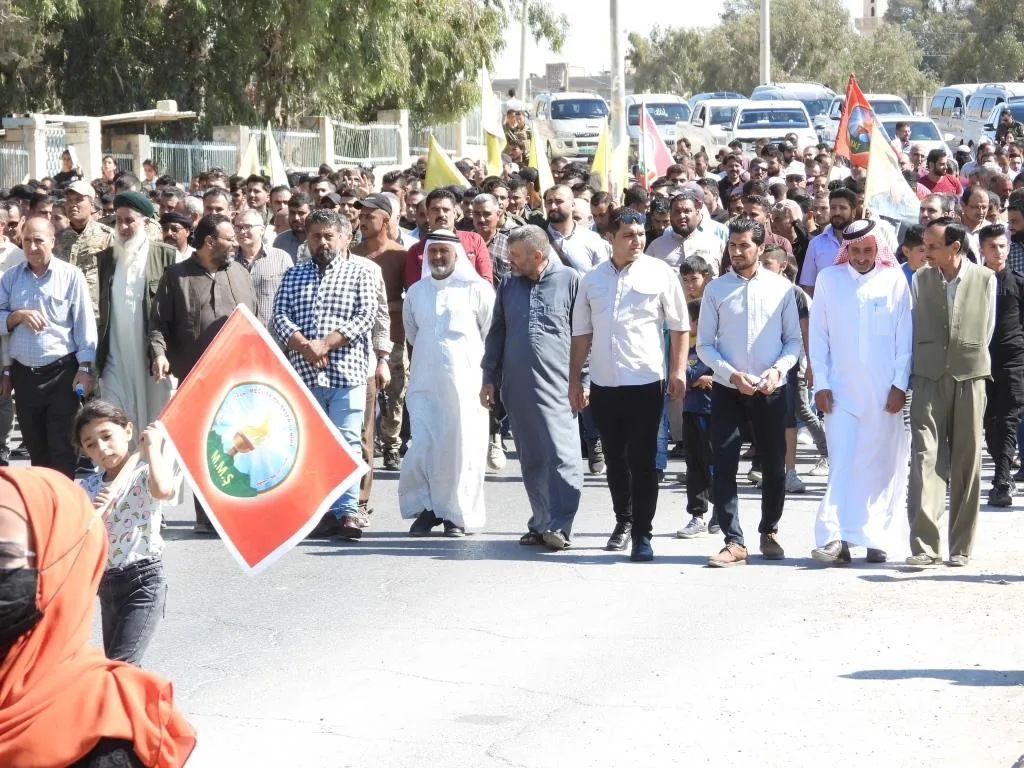 الآلاف في الرقة والطبقة ودير الزور ينددون بالمؤامرة الدولية على القائد أوجلان ويطالبون بإطلاق سراحه