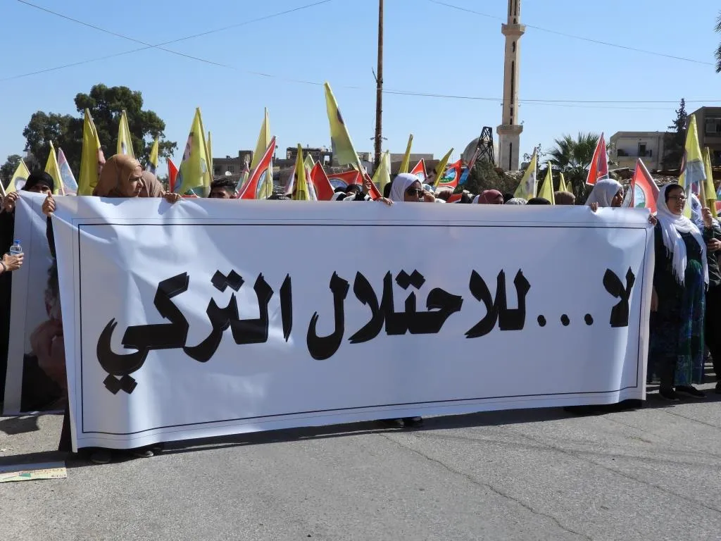 الآلاف في الرقة والطبقة ودير الزور ينددون بالمؤامرة الدولية على القائد أوجلان ويطالبون بإطلاق سراحه