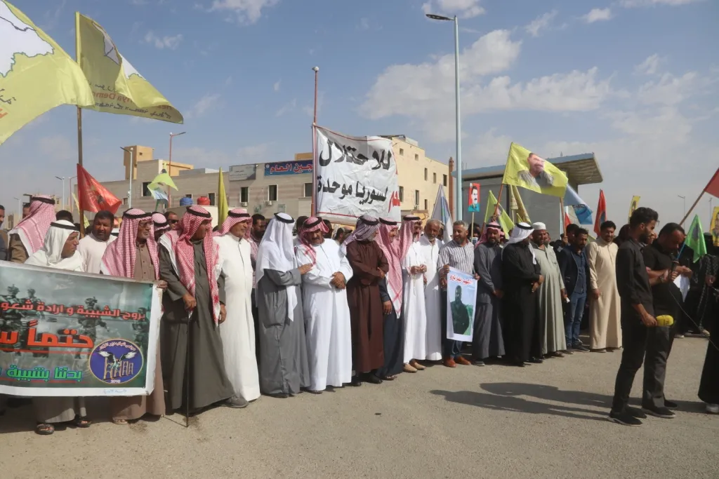 الآلاف في الرقة والطبقة ودير الزور ينددون بالمؤامرة الدولية على القائد أوجلان ويطالبون بإطلاق سراحه