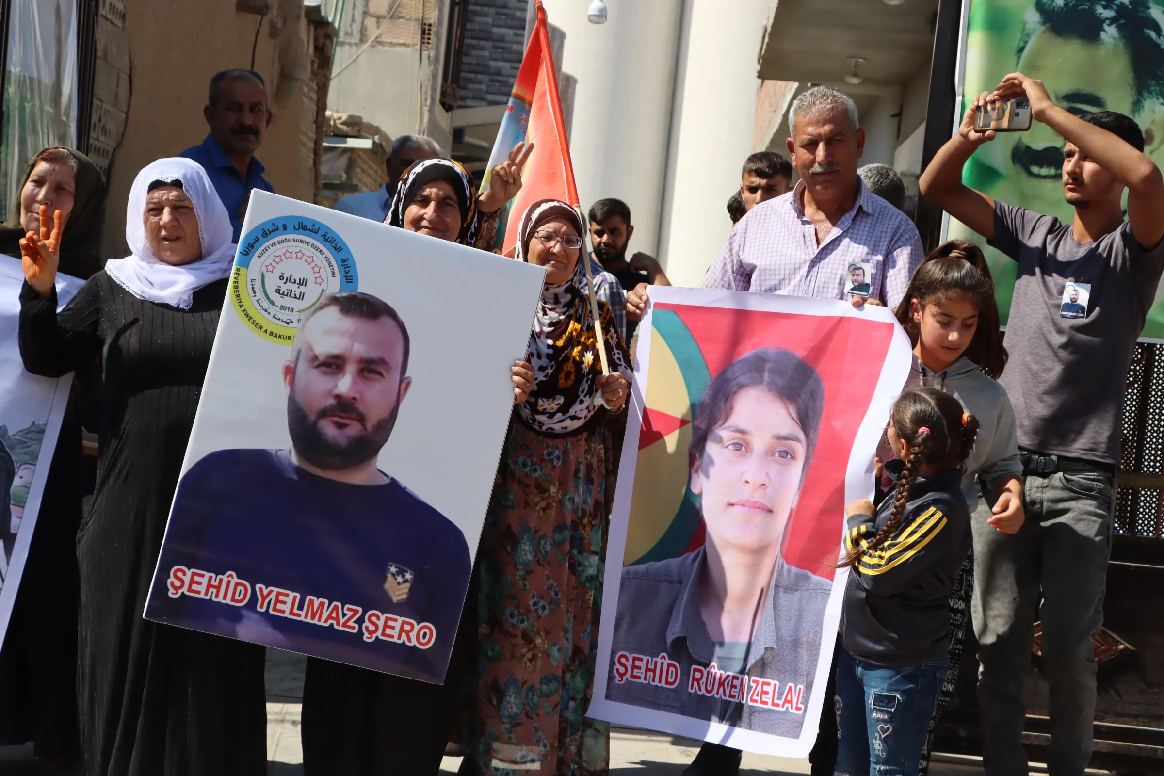 ​​​​​​​أهالي مقاطعة قامشلو يزورون ذوي الشهداء روكن ويلماز وزنار