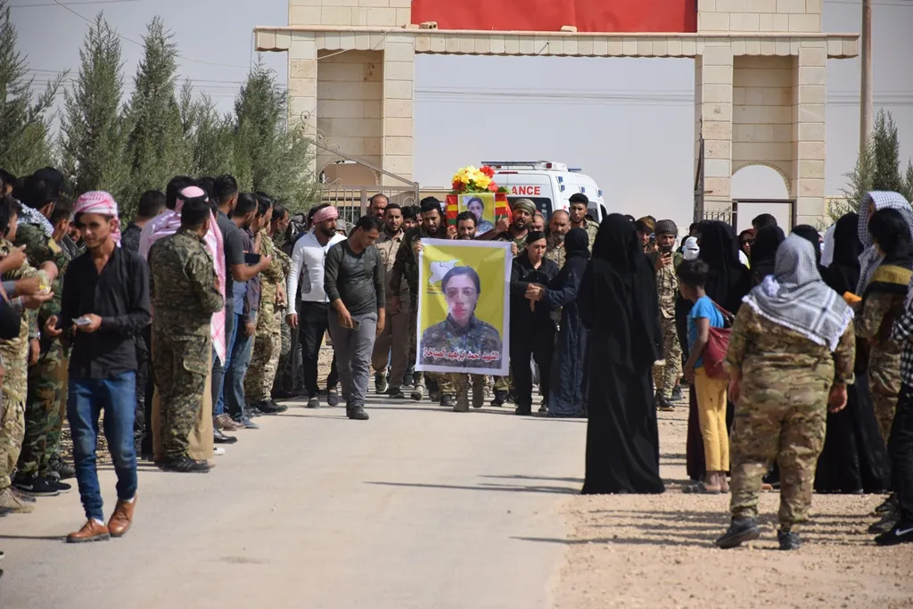 ​​​​​​​أهالي المنطقة الجنوبية لمقاطعة الحسكة يشيعون جثمان الشهيد أحمد إبراهيم الصباخة إلى مثواه الأخير