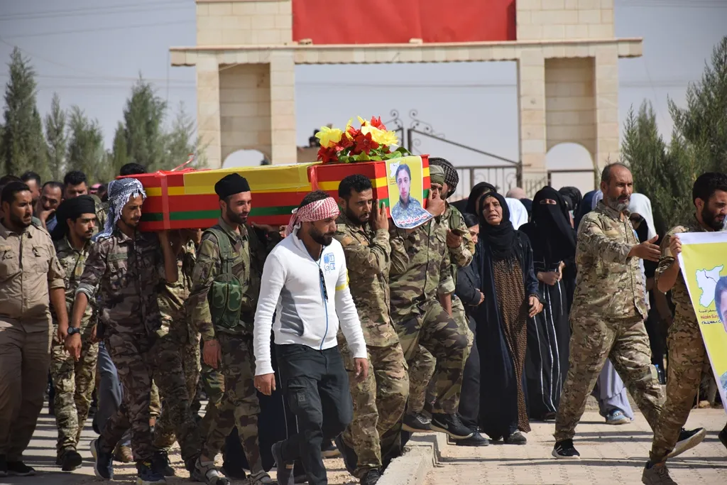 ​​​​​​​أهالي المنطقة الجنوبية لمقاطعة الحسكة يشيعون جثمان الشهيد أحمد إبراهيم الصباخة إلى مثواه الأخير