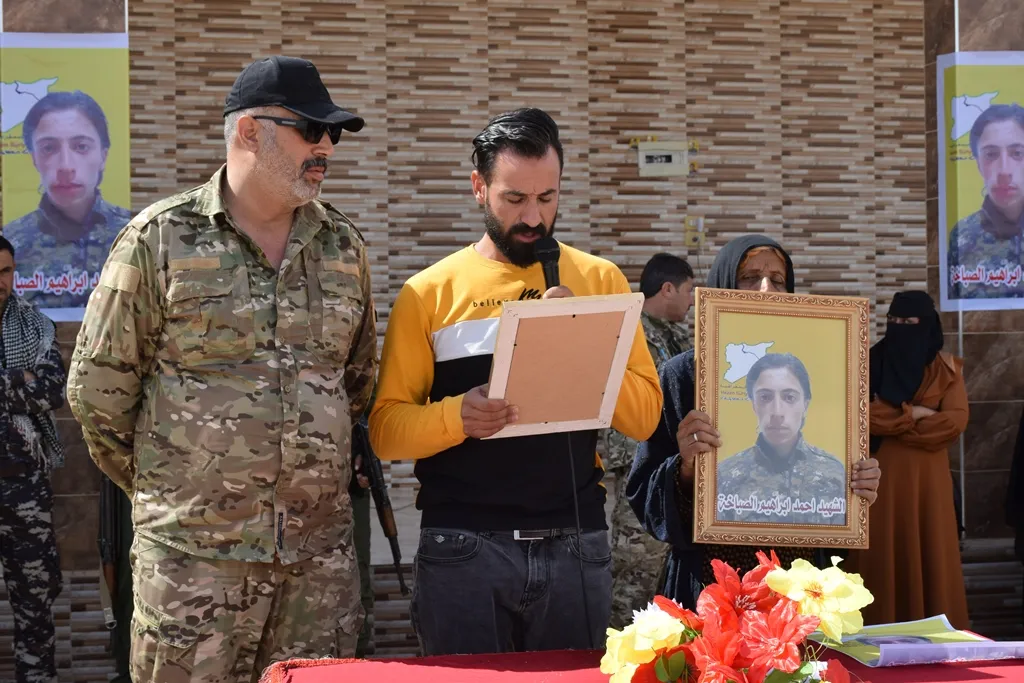 ​​​​​​​أهالي المنطقة الجنوبية لمقاطعة الحسكة يشيعون جثمان الشهيد أحمد إبراهيم الصباخة إلى مثواه الأخير