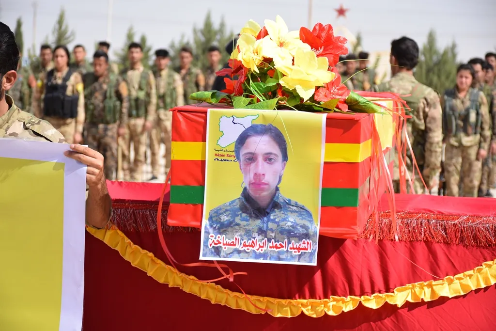 ​​​​​​​أهالي المنطقة الجنوبية لمقاطعة الحسكة يشيعون جثمان الشهيد أحمد إبراهيم الصباخة إلى مثواه الأخير