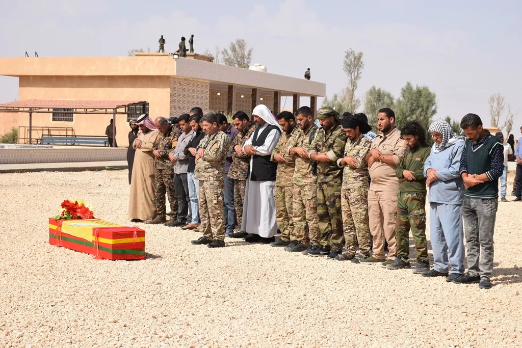 ​​​​​​​أهالي المنطقة الجنوبية لمقاطعة الحسكة يشيعون جثمان الشهيد أحمد إبراهيم الصباخة إلى مثواه الأخير