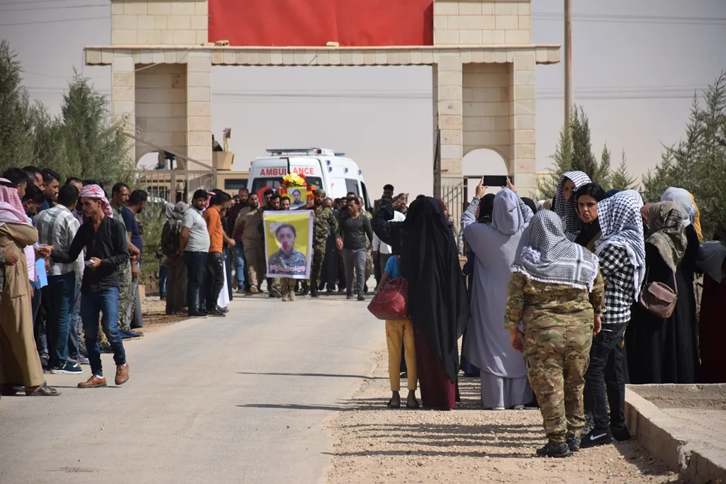 ​​​​​​​أهالي المنطقة الجنوبية لمقاطعة الحسكة يشيعون جثمان الشهيد أحمد إبراهيم الصباخة إلى مثواه الأخير