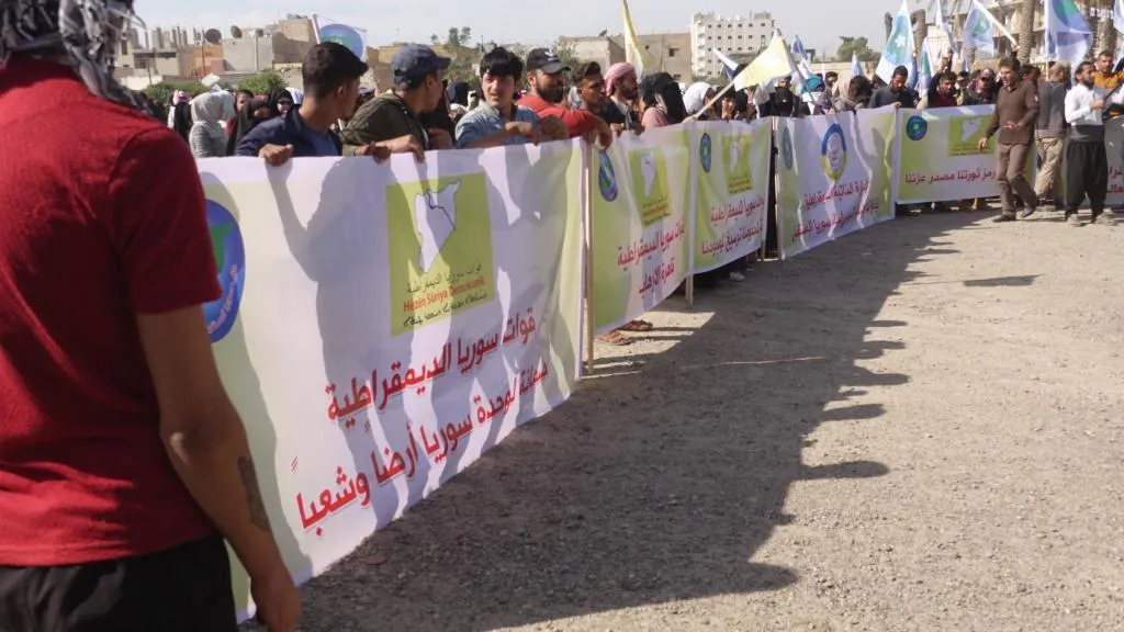 الآلاف من أهالي الرقة يتظاهرون تنديداً بالجرائم التركية ويؤكدون دعمهم للإدارة الذاتية وقسد
