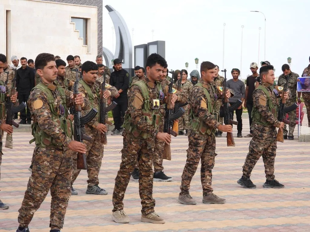 أهالي الطبقة يشيّعون جثمان الشهيد إبراهيم الأحمد وحزب سوريا المستقبل يعلن استشهاد أحد أعضائه