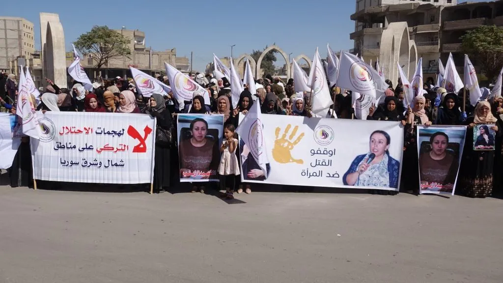 ​​​​​​​مئات النساء في الرقة يتظاهرن تنديداً بهجمات الاحتلال التركي على شمال وشرق سوريا