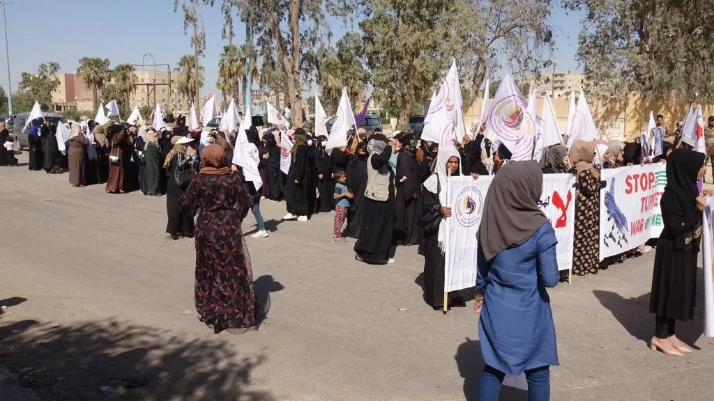 ​​​​​​​مئات النساء في الرقة يتظاهرن تنديداً بهجمات الاحتلال التركي على شمال وشرق سوريا