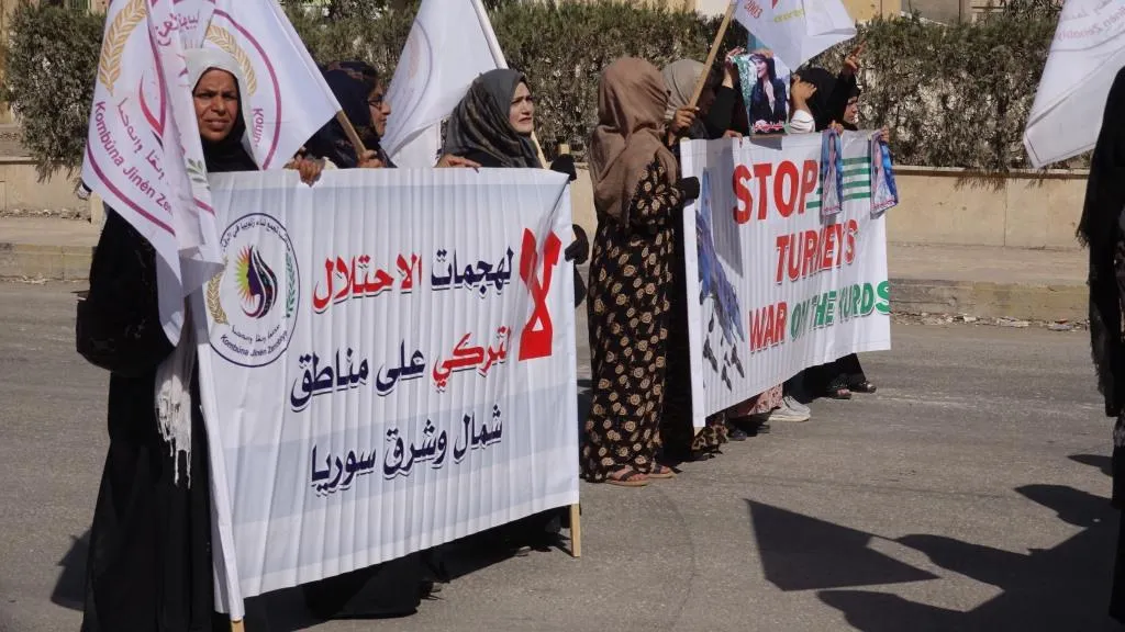 ​​​​​​​مئات النساء في الرقة يتظاهرن تنديداً بهجمات الاحتلال التركي على شمال وشرق سوريا