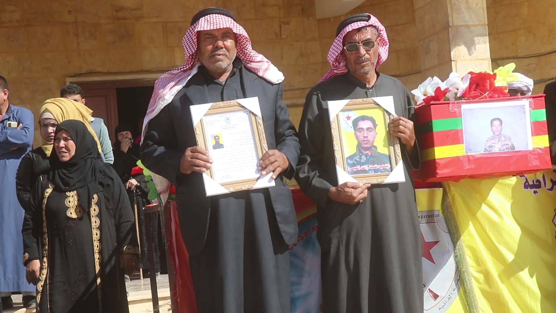 أهالي دير الزور يشيعون جثمان الشهيد محمد راشد العيسى إلى مثواه الأخير