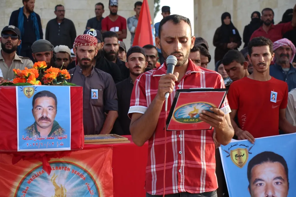أهالي منبج يشيّعون جثمان المقاتل محمد سليمان سلامة إلى مثواه الأخير