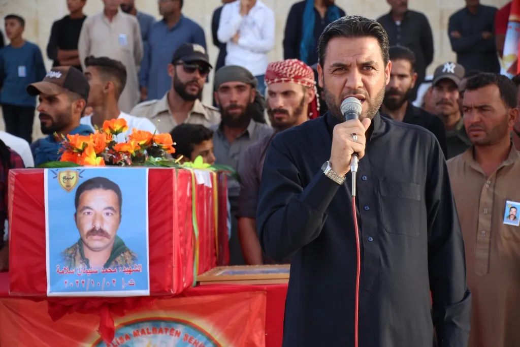 أهالي منبج يشيّعون جثمان المقاتل محمد سليمان سلامة إلى مثواه الأخير