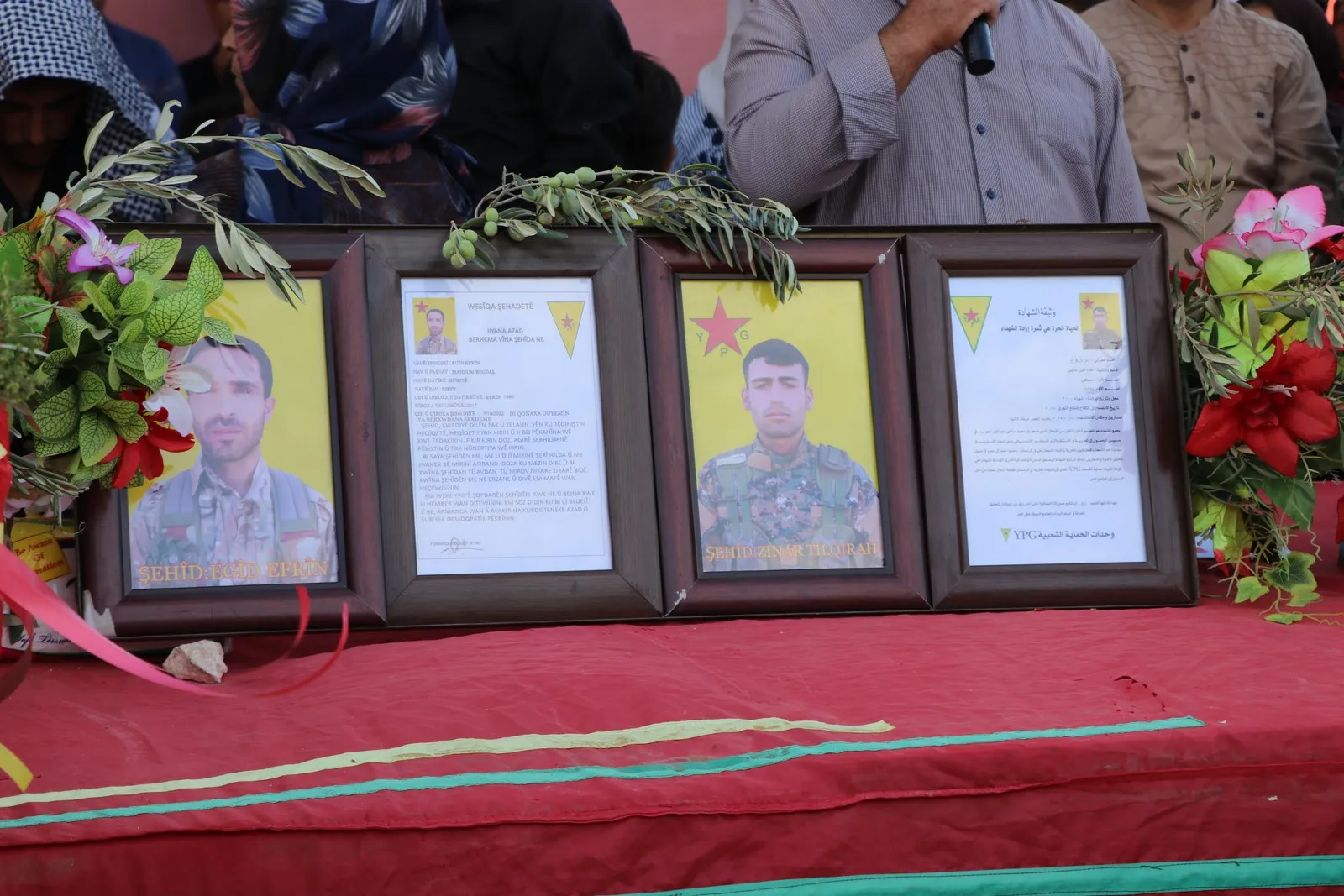أهالي إقليم عفرين يودعون الشهيدين زنار وعكيد