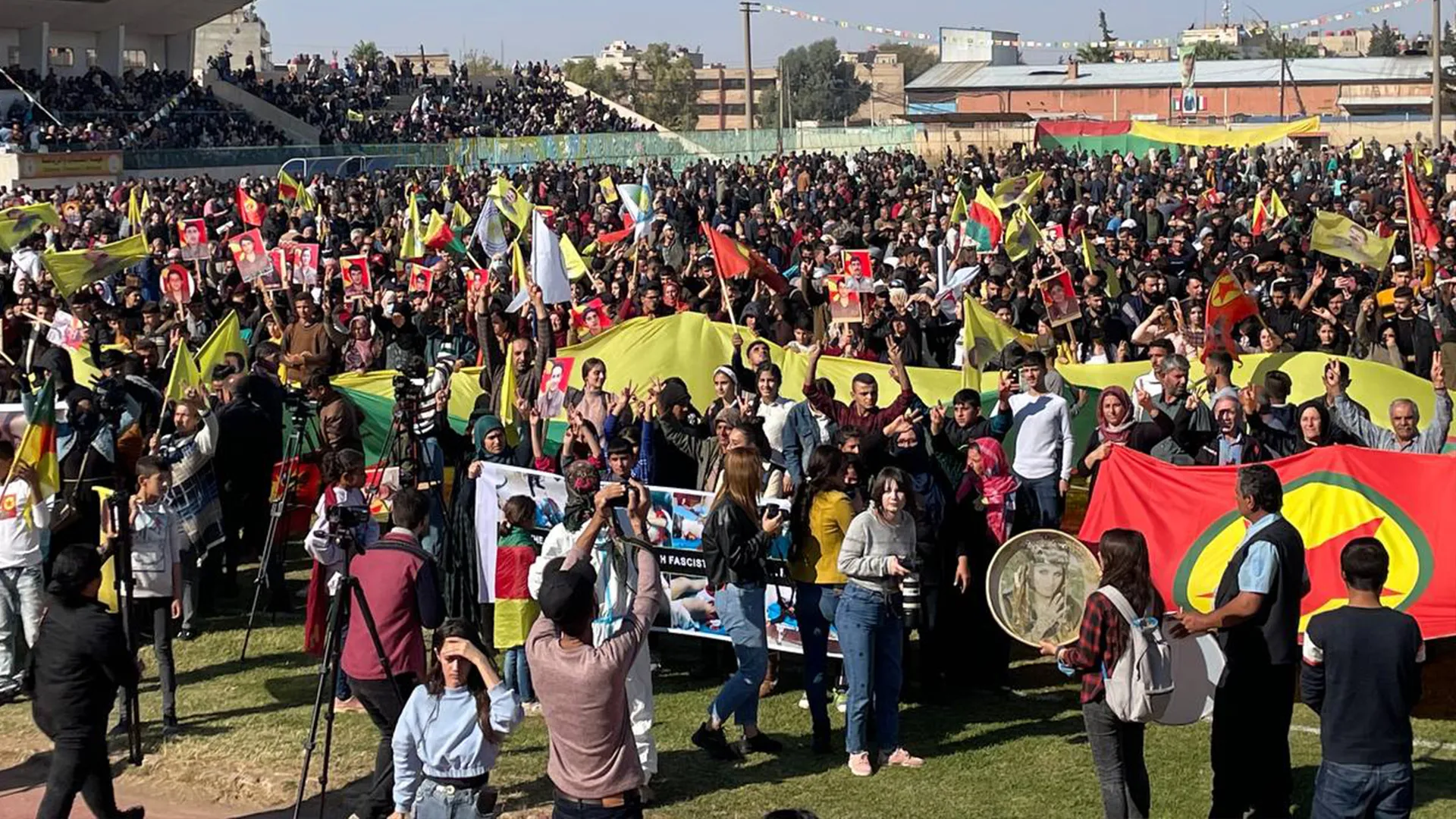 ​​​​​​​مئات آلاف المتظاهرين يحتشدون في ملعب شهداء 12 آذار تنديداً بجرائم تركيا