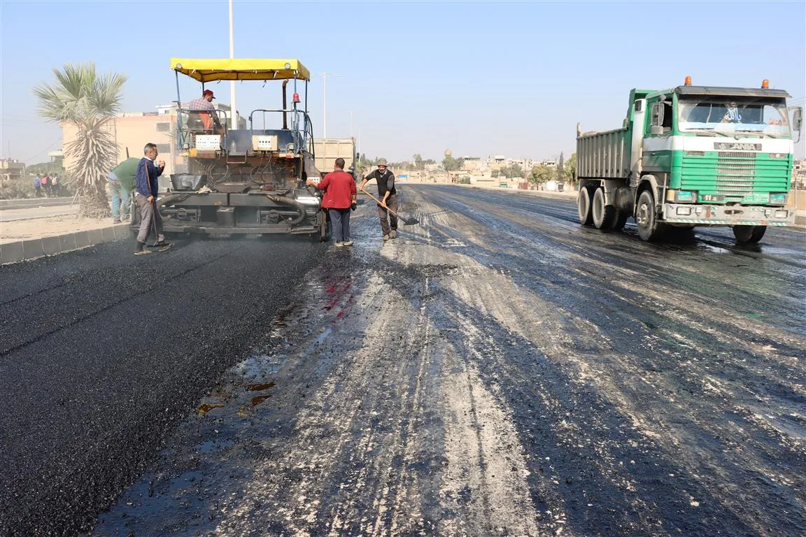 "الإدارة المحلية والبلديات" تباشر بتعبيد طريق بين جسر البيروتي ودوار الصناعة