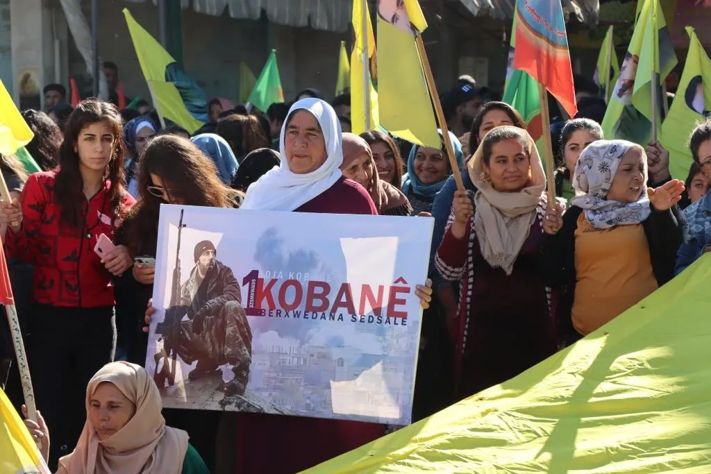 الآلاف في كوباني ينددون بالعزلة ويطالبون بالحرية الجسدية للقائد أوجلان