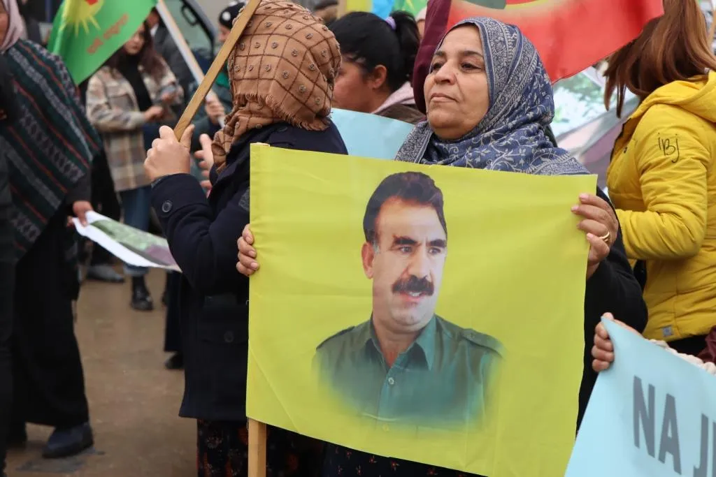 الآلاف في كوباني يندّدون بالعنف ضد المرأة والهجمات الوحشية لدولة الاحتلال التركي