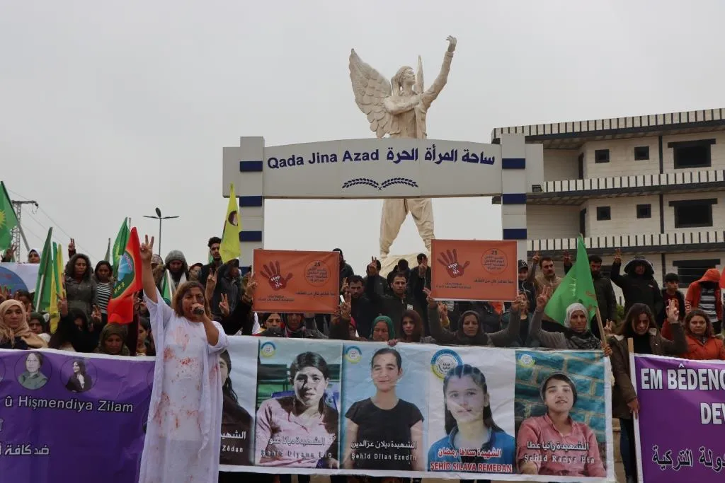 الآلاف في كوباني يندّدون بالعنف ضد المرأة والهجمات الوحشية لدولة الاحتلال التركي