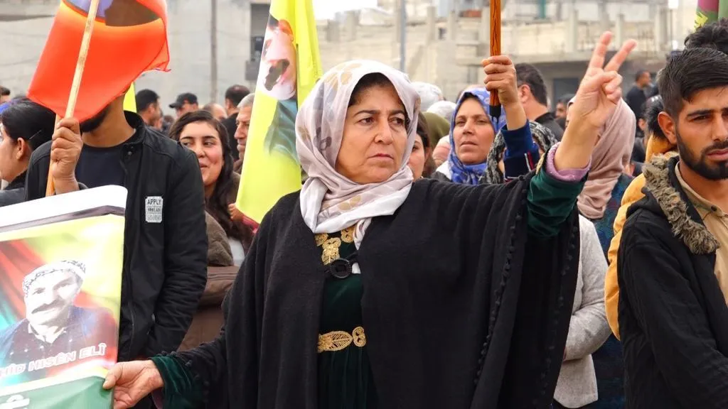 ​​​​​​​الآلاف في إقليم الفرات يتظاهرون ضد هجمات تركيا.. "لا يمكن لهجماتكم كسر مقاومتنا"