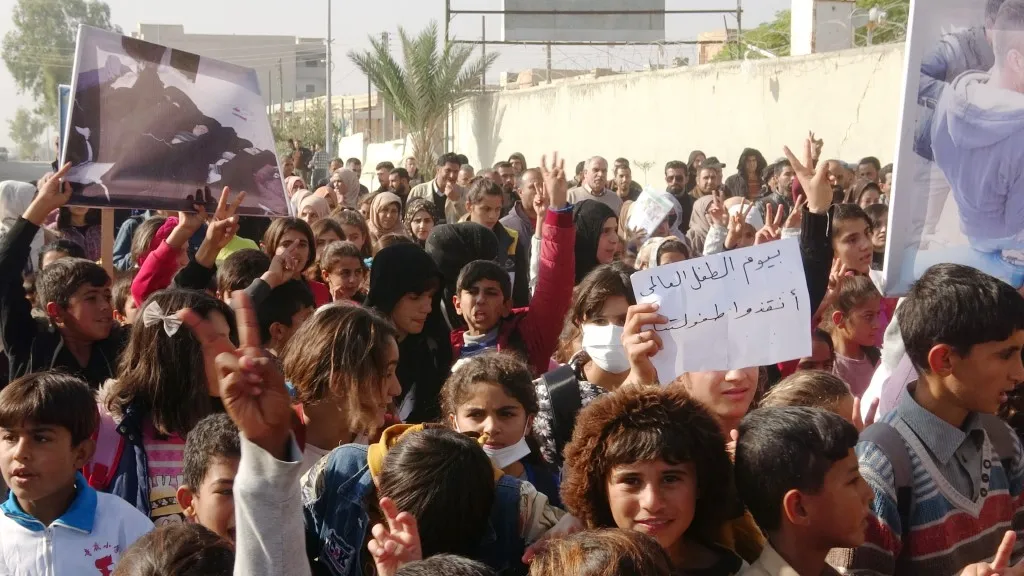 أطفال ناحية عين عيسى ومهجري كري سبي ينددون بجرائم أردوغان