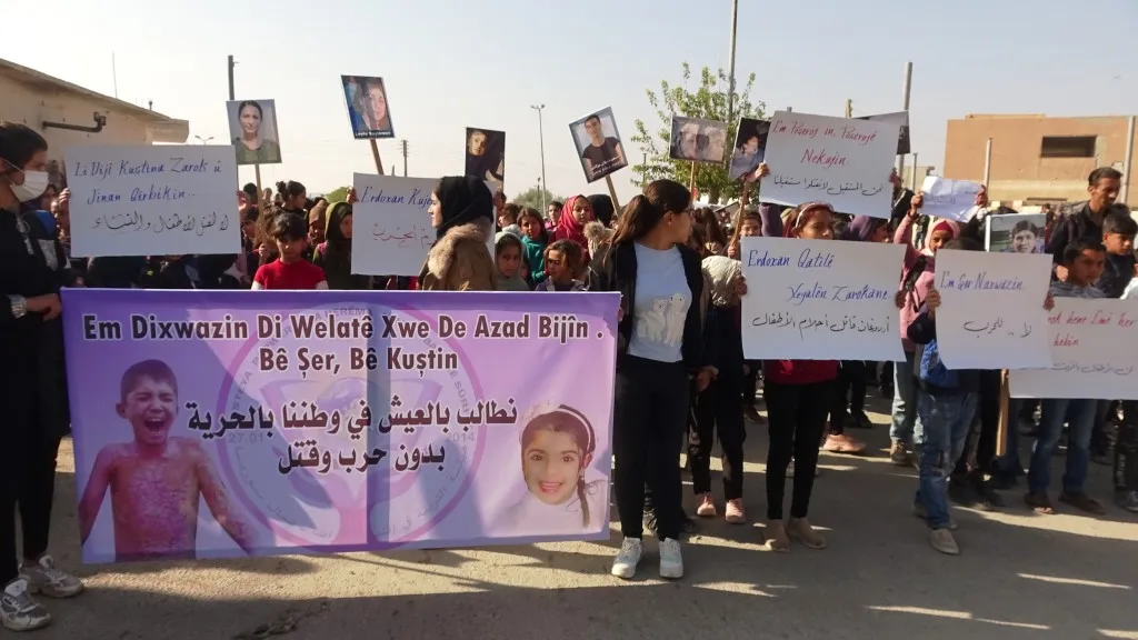 أطفال ناحية عين عيسى ومهجري كري سبي ينددون بجرائم أردوغان