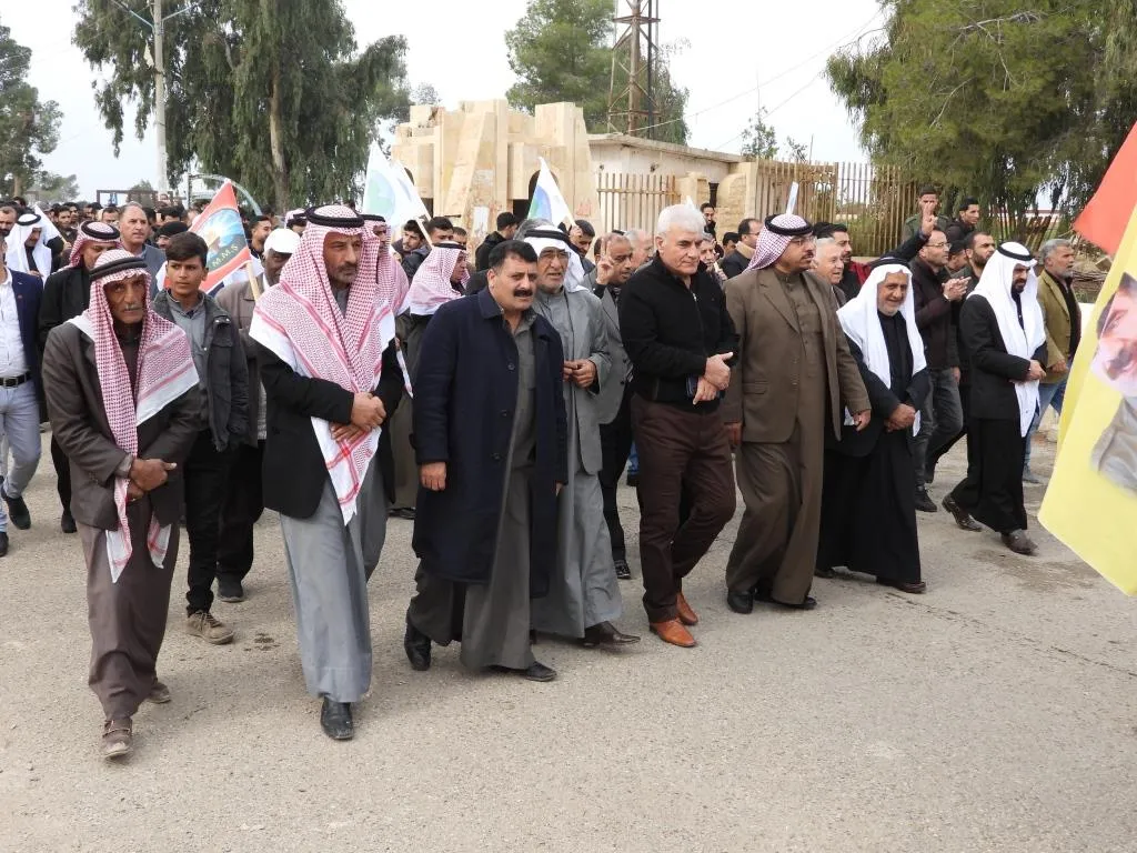 المئات في الطبقة يهتفون "يسقط النظام التركي الفاشي"